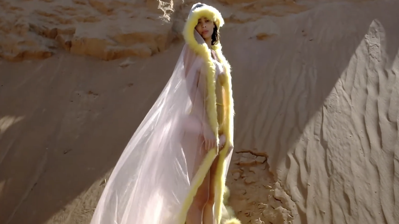 【短め】暑さでもうスケスケです♡透けたケープから見える美しいボディがセクシーすぎるw