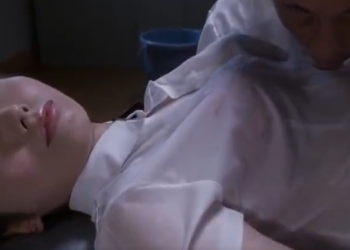 【下着は赤】眠っている全身びちゃびちゃ娘をじっくりいただきます。