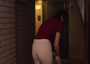 【透けパン】欲求不満な人妻が獲物をもとめてチラだしw 【透けパン】欲求不満な人妻が獲物をもとめてチラだしw
