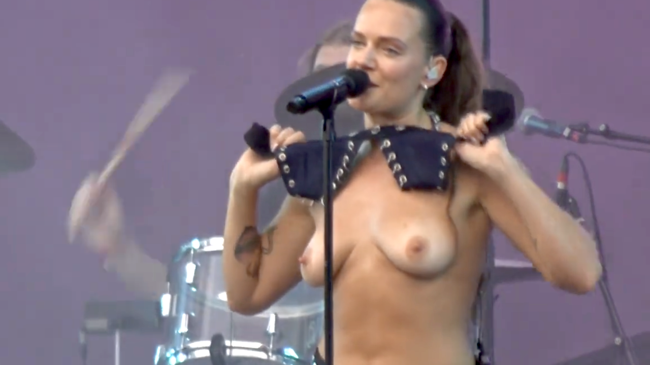 【ハプニング】ライブ中に勢い余って大サービスしちゃう♡【見どころ3本】