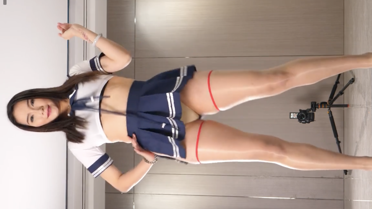 【パンチラ】ミニミニ制服のダンシングお姉さまがミニすぎる為、丸出しでダンスしちゃってますw