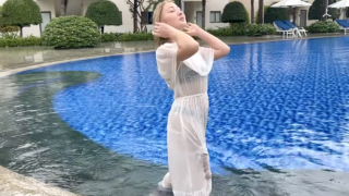 【プール】品のいいお嬢様が雨の中プールに入って遊んじゃう♡着衣濡れフェチ遊びを堪能♡【微エロ】