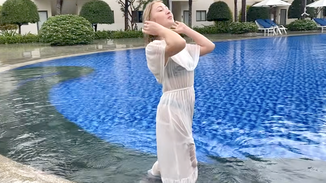 【プール】品のいいお嬢様が雨の中プールに入って遊んじゃう♡着衣濡れフェチ遊びを堪能♡【微エロ】