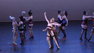 【ハプニング】過激な衣装に身を包んだ躍動感あふれるショー♡最後の胸を開くシーンでポロリw