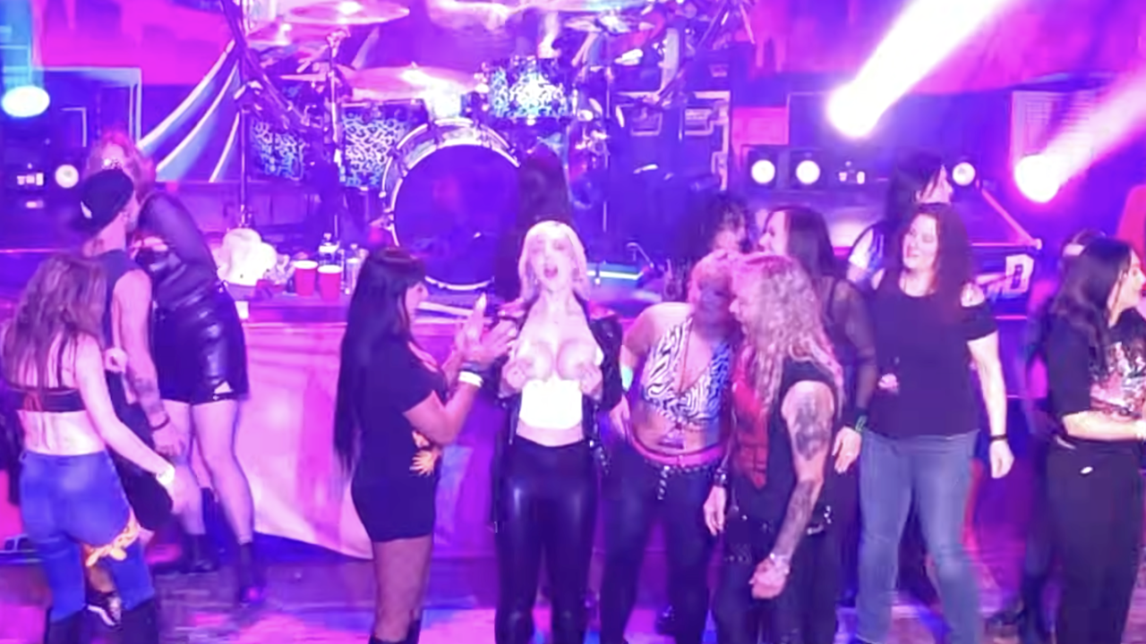 【同系統3選】ライブ中に金髪のお姉さんが歓喜のあまりバストを披露♡よきおっぱいに観客大声援♡【ハプニング】