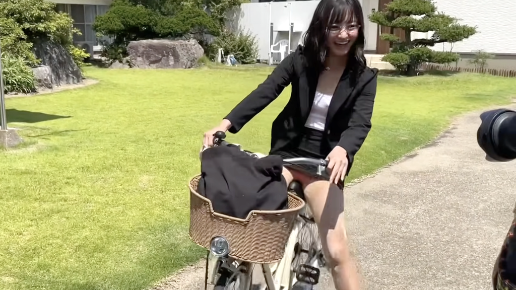 【チャレンジ】ミニスカOLさんが自転車を漕いでみる企画♡スカート短すぎてやっぱり？w