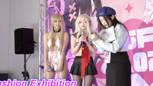 【ハプニング】エロすぎるコスプレ衣装の娘がインタビュー中に元気が良すぎちゃって紐水着がまさかの・・・w