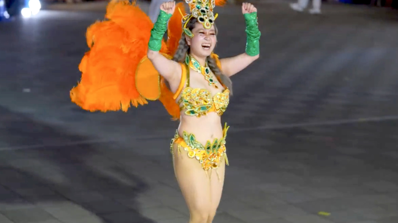 【ハプニング】サンバダンス中にまさかのおっぱいポロリしまくり！？気づいてないところがエロすぎる♡