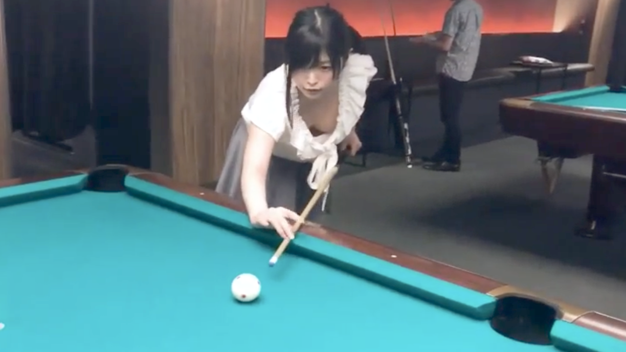 【ポロリ】これは巧妙な罠！？胸元が開いた状態で真剣ビリヤード♡思わず見ちゃって集中できないw