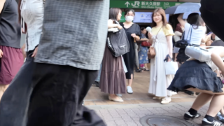 【散歩】定点カメラで街ゆく人々を見る♡時々やってくるお宝に思わず食い入ってしまうw