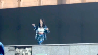 【ハプニング】巨乳すぎてダンス中におっぱい丸出しに♡冷静に隠そうとする仕草が逆にエロいw