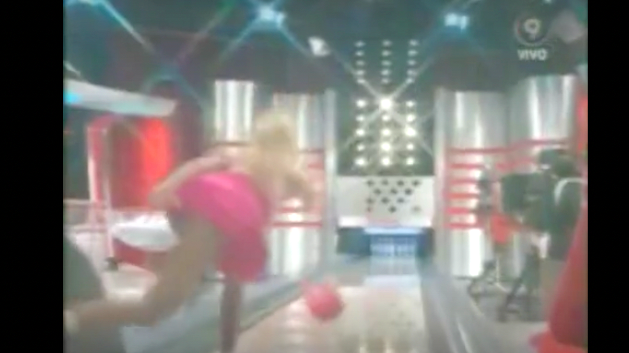 【海外TV】ミニスカボーリングで金髪ギャルがスカートめくれも気にせず頑張りますw昔だから放送出来た内容w