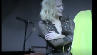 【ハプニング】黒のシースルー衣装でステージに立つチャレンジャーな歌手♡当然ポロリしちゃってて・・・w