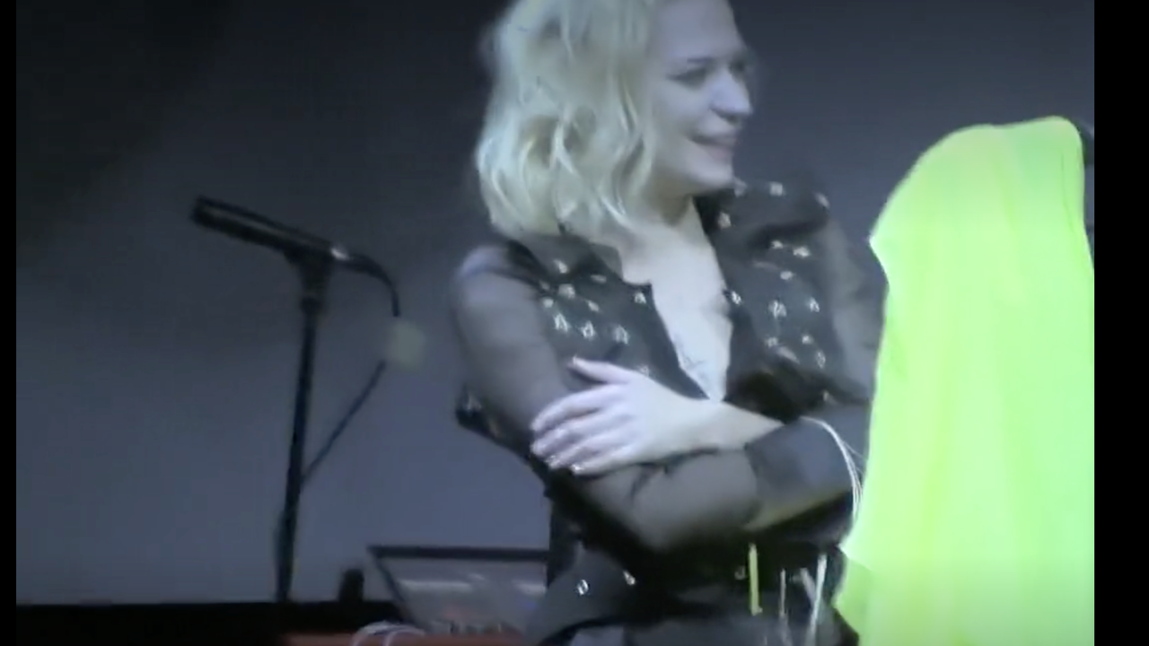 【ハプニング】黒のシースルー衣装でステージに立つチャレンジャーな歌手♡当然ポロリしちゃってて・・・w