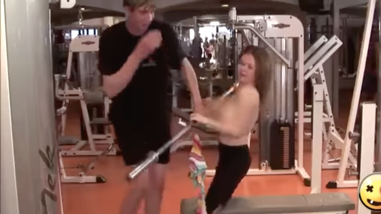 【ポロリ】ジムで手伝ってもらったら何故かウェアが剥がされおっぱい丸出しにwお色気ドッキリ企画♡