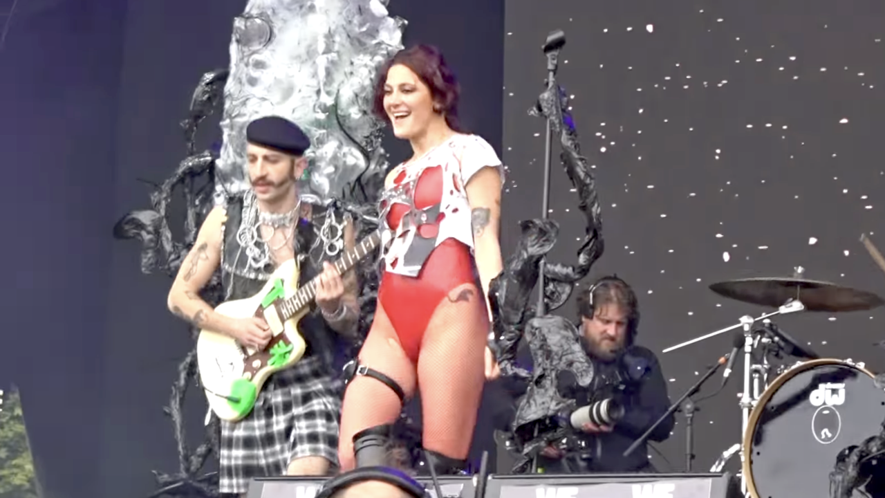 【ライブ】赤のセクシーコスチュームのお姉さんが熱唱♡きわどい下半身に魅入ってしまうw