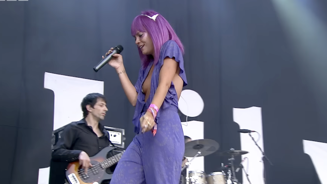 【ライブ】鮮やかな紫のコーデの姉さんがステージで歌う♡ゆるゆるの胸の開いた衣装がチラチラと・・・。
