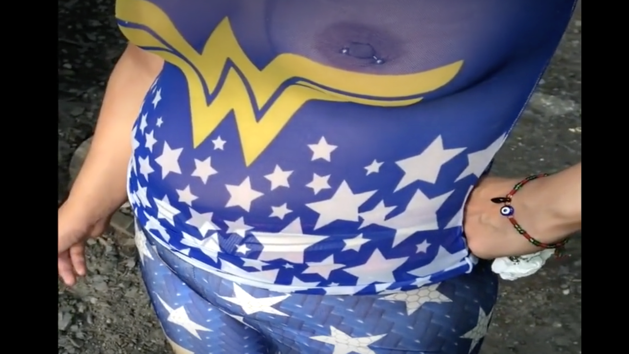 【散歩】青いシースルー衣装のお姉さんが街中で堂々露出♡乳首ピアスから伝わる本物の人感w