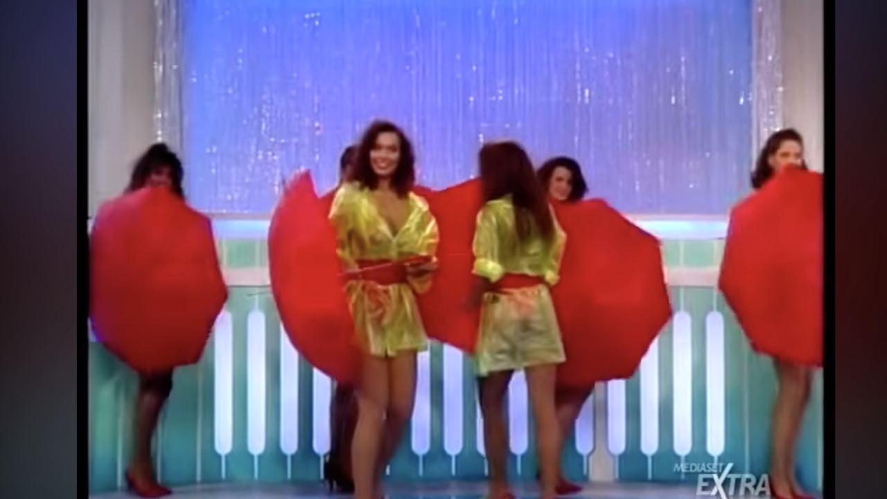 【レトロ】スケスケ感がやばいレインコートで美女がパフォーマンス♡一見普通に見えるから余計にエロいw