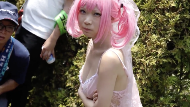 【イベント】コスプレイベントにセクシースケスケのランジェリー姿で参戦w下着を下げたりギリギリまで攻める♡