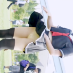 【コスプレ】屋外撮影中の笑顔が眩しい♡へそチラ制服からのアクシデントがいいw