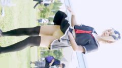 【コスプレ】屋外撮影中の笑顔が眩しい♡へそチラ制服からのアクシデントがいいw