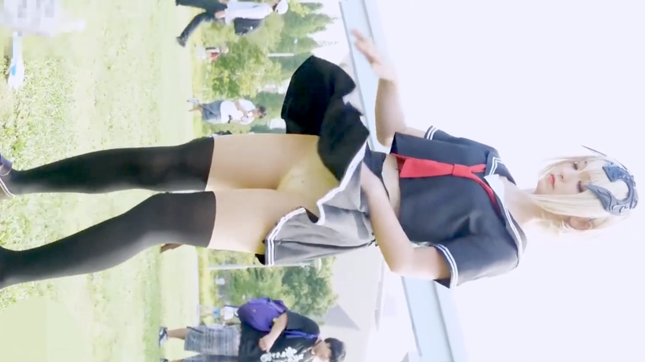 【コスプレ】屋外撮影中の笑顔が眩しい♡へそチラ制服からのアクシデントがいいw