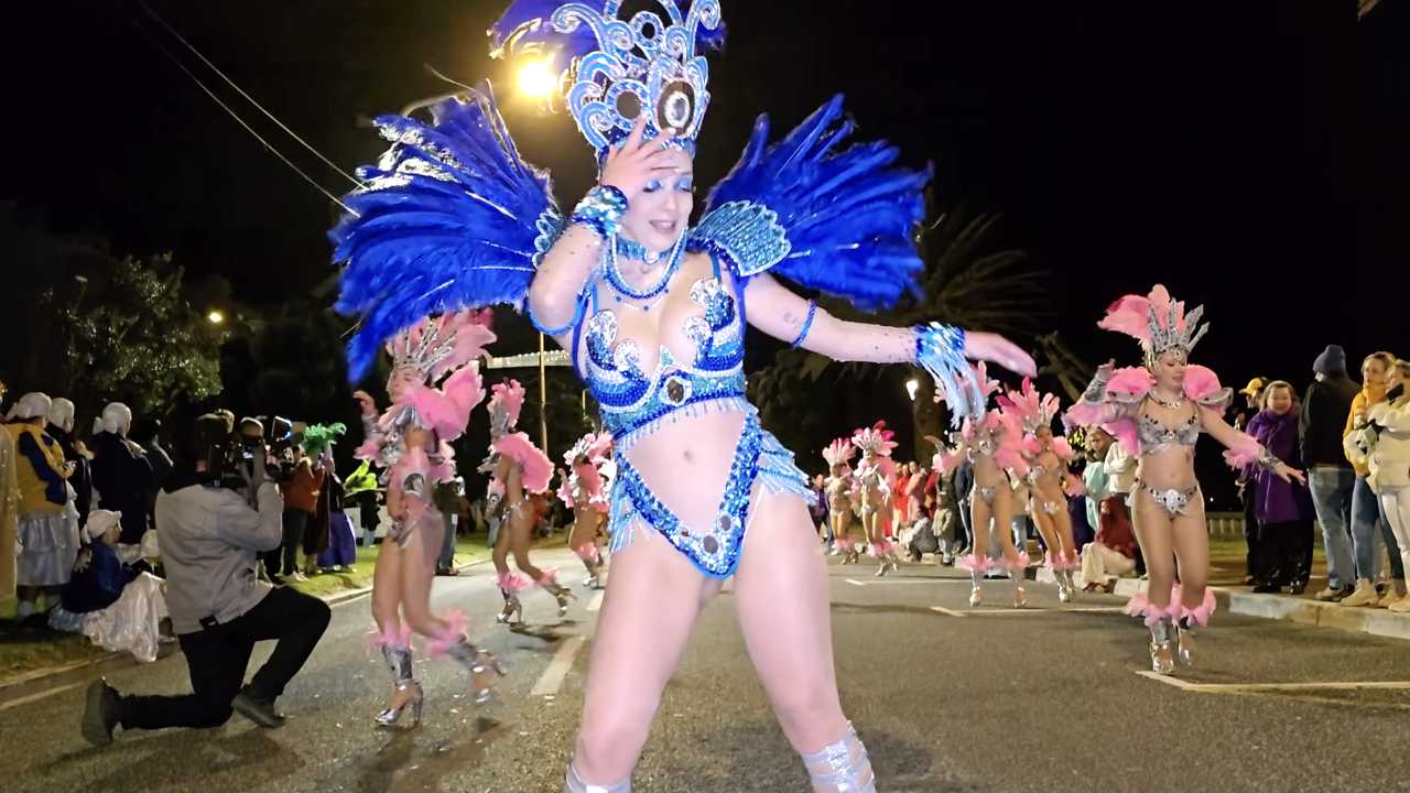 【カーニバル】青い衣装のダンサーが夜の行進でキレキレに踊る♡そして何かが見えてるw