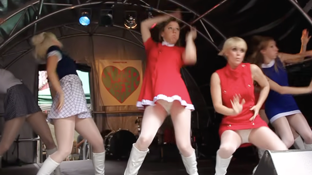 【ダンス】赤い衣装のお姉さんがドーンと中央でキメる♡ステージ上の表情と足元の動きが見どころ