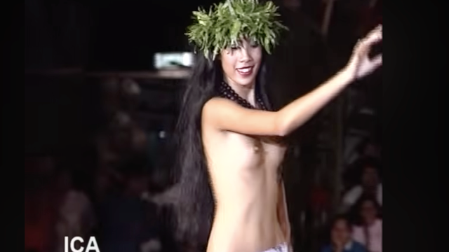【カーニバル】露出高すぎる衣装で踊るお姉さんがステージ前に登場♡キラキラの衣装演出が見どころ