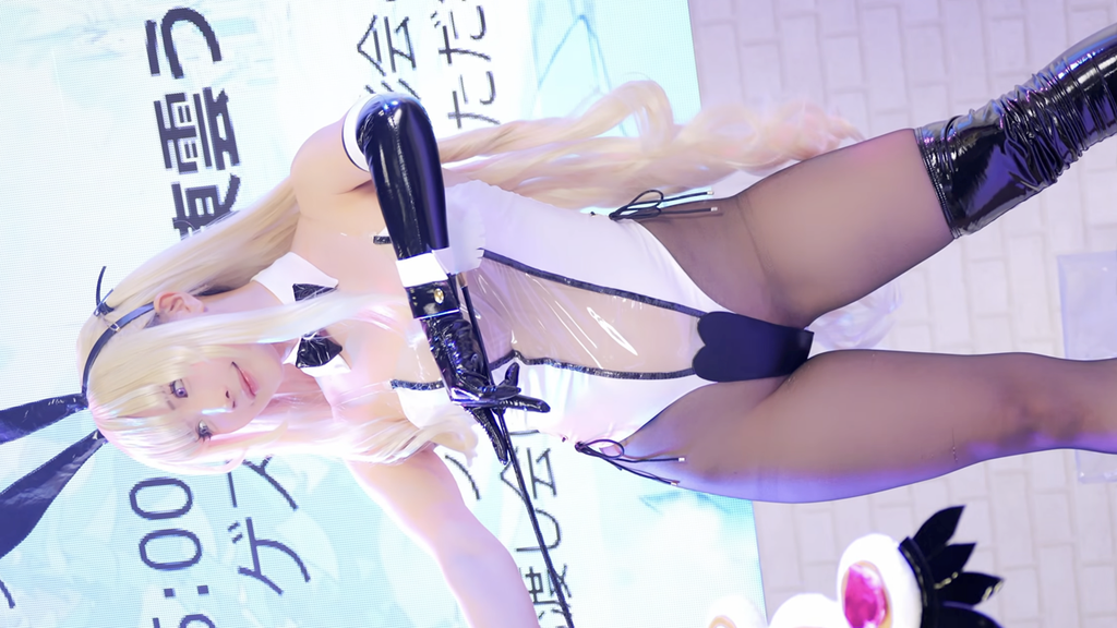 【イベント】透け感たっぷりのセクシーコスプレ美女が続々登場♡衣装とポーズに目を奪われるw