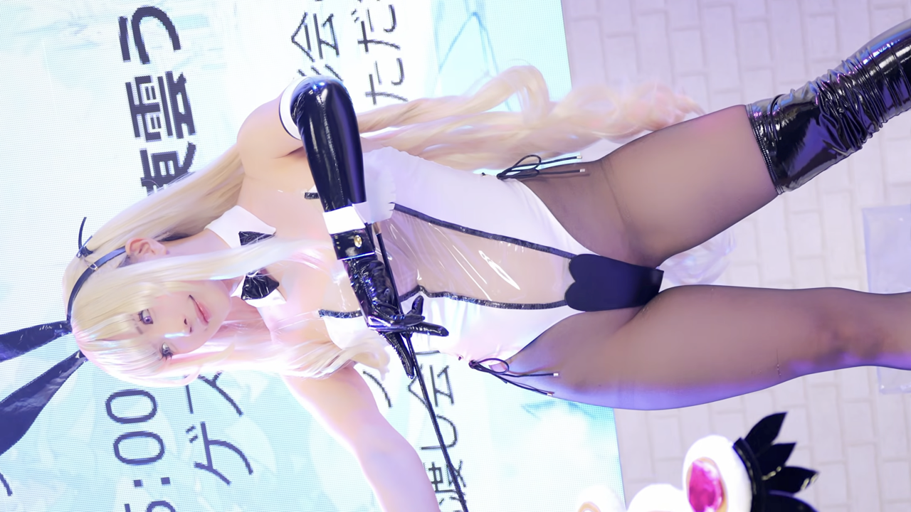 【イベント】透け感たっぷりのセクシーコスプレ美女が続々登場♡衣装とポーズに目を奪われるw